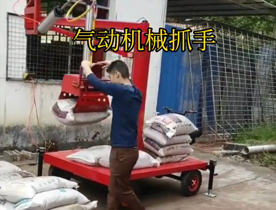 新昌县机械抓手农用随车抓青储搬运机助力机械臂机械抓手新昌县酒糟抓斗详细视频那里有